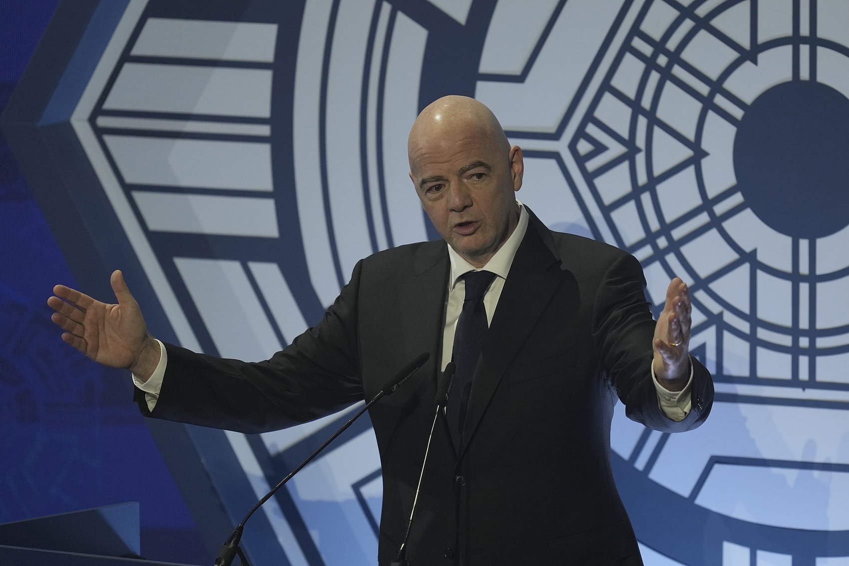 镜报专栏称因凡蒂诺必须下课 FIFA需要形象领袖 镜报专栏称因凡蒂诺必须下课 FIFA需要形象领袖