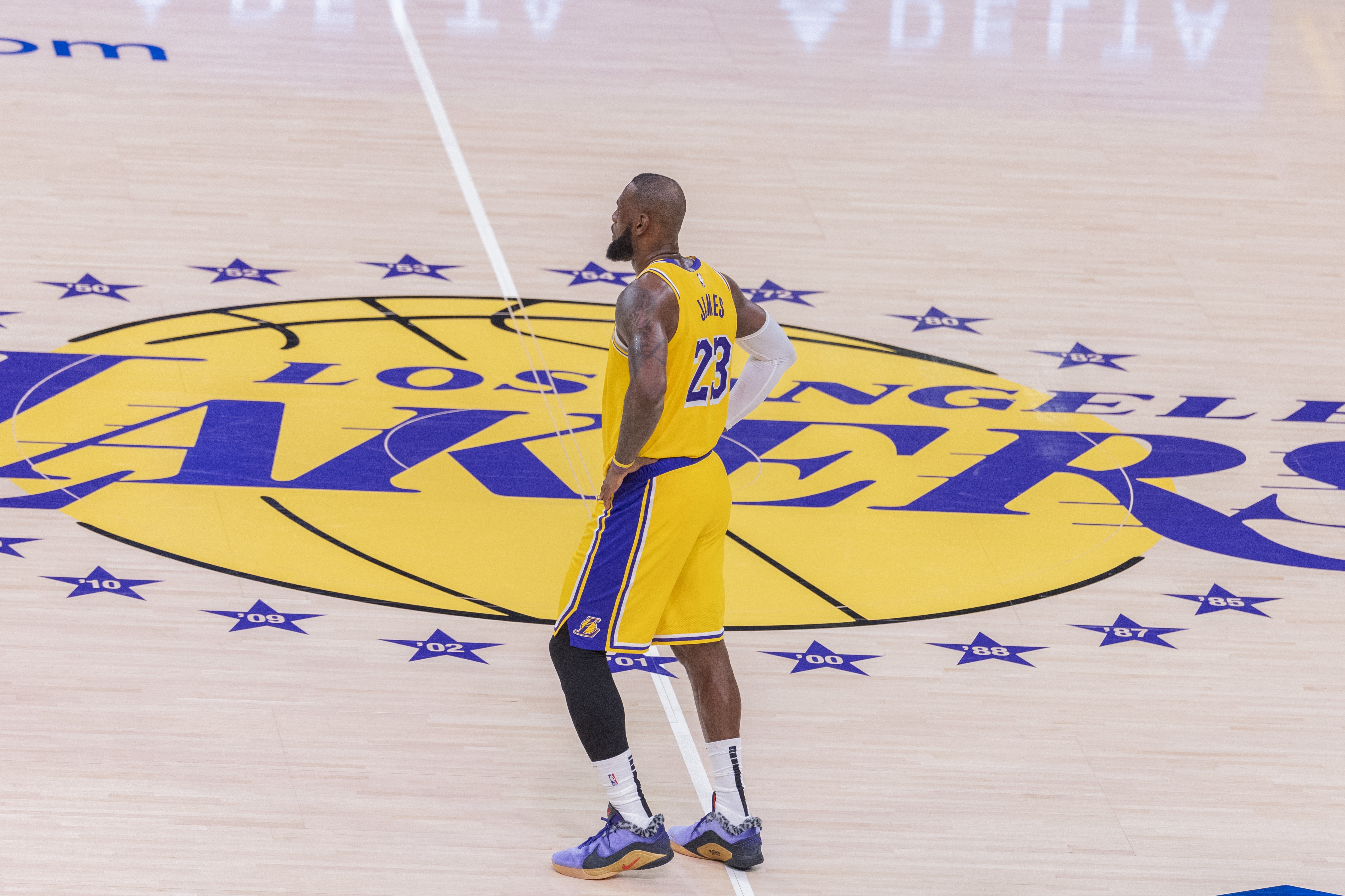 ESPN名记曝詹姆斯离队内幕:拒绝降薪拒绝三当家 加盟76人