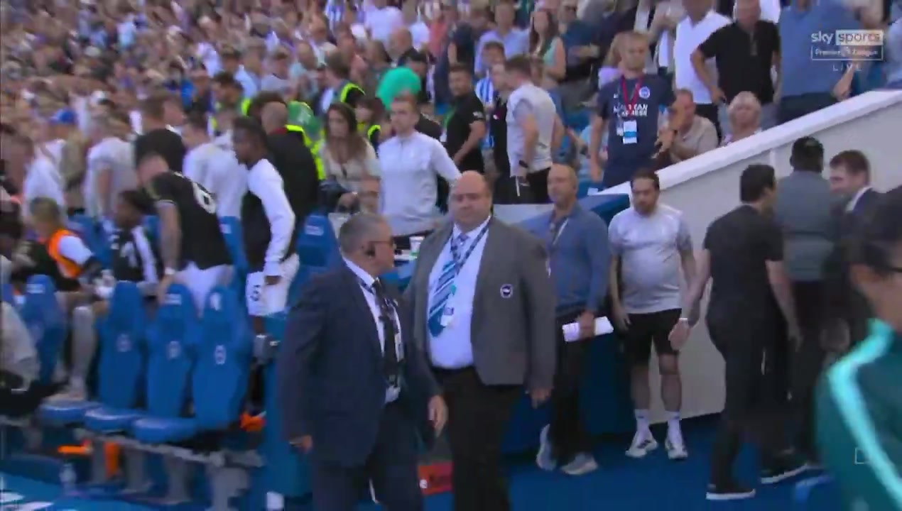 又跑路!维拉0-4惨败布莱顿,埃梅里没和对方握手径直走回更衣室 又跑路!维拉0-4惨败布莱顿,埃梅里没和对方握手径直走回更衣室