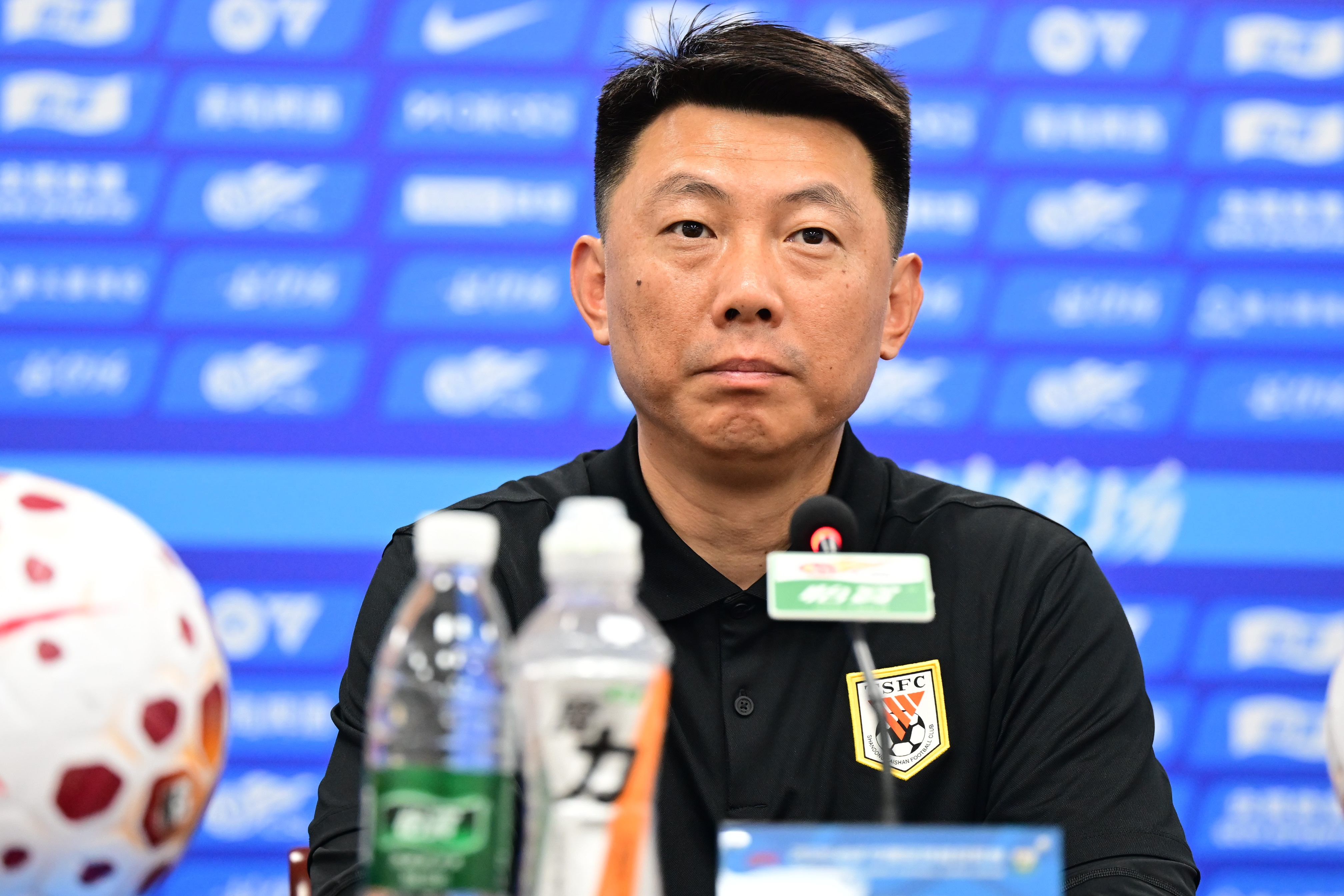 鲁媒:泰山队25人参加赛前训练,后防或微调轮换最大难题在中场